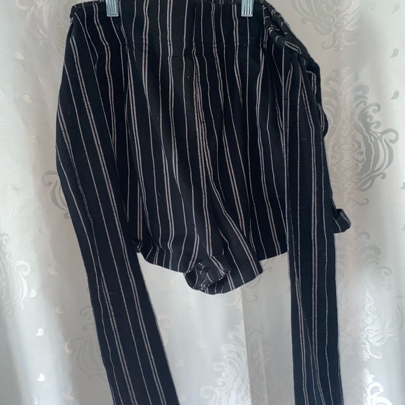 ardene medium black and white paper bag shorts 🖤 - Picture 4 of 4